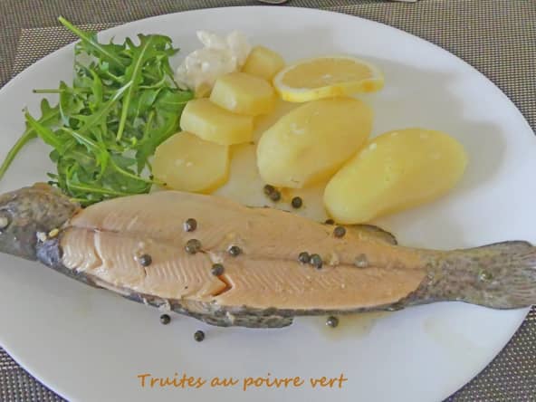Truites au poivre vert, thym et romarin