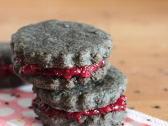 Délicieux sablés au sésame noir fourrés à la framboise