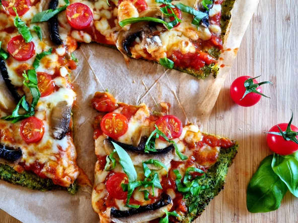 Pizza sans gluten pâte et garniture aux légumes