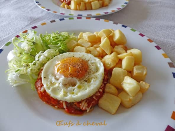 Œufs à cheval sur steaks hachés de boeuf, coulis de tomate et comté