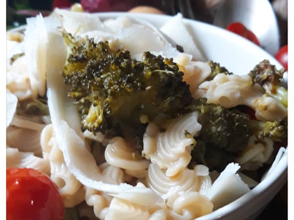 Bol végétarien de pâtes crêtes de coq et brocoli