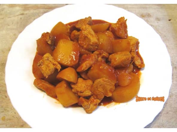 Poulet mijoté en sauce tomates avec des pommes de terre : un classique !