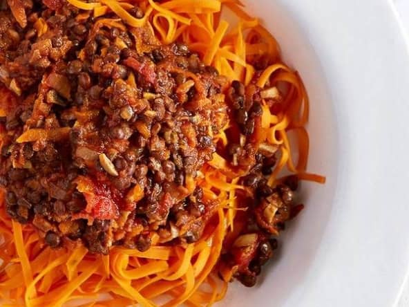 Linguine maison de patates douces avec ragoût végétalien de lentilles