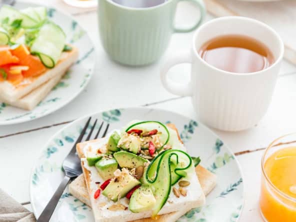 Toast de brunch au concombre, granola salé et  baies de goji