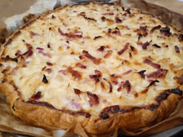 La tarte feuilletée aux oignons et lardons