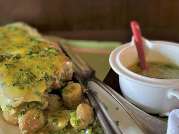 Terrine de pommes de terre aux petits pois et baies roses, vinaigrette aux herbes