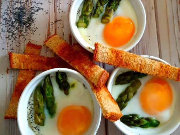 Oeufs cocottes aux asperges et graines de pavot