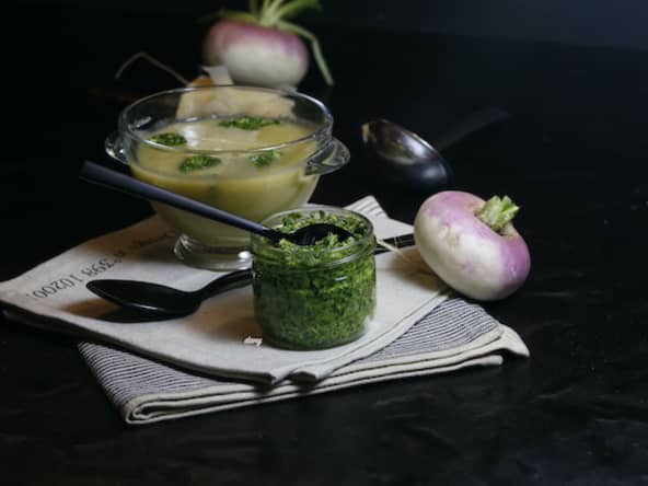 Crème de navets primeurs et pesto de fanes