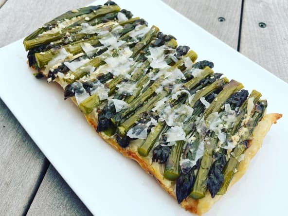Tarte tatin d'asperges vertes au parmesan et au miel