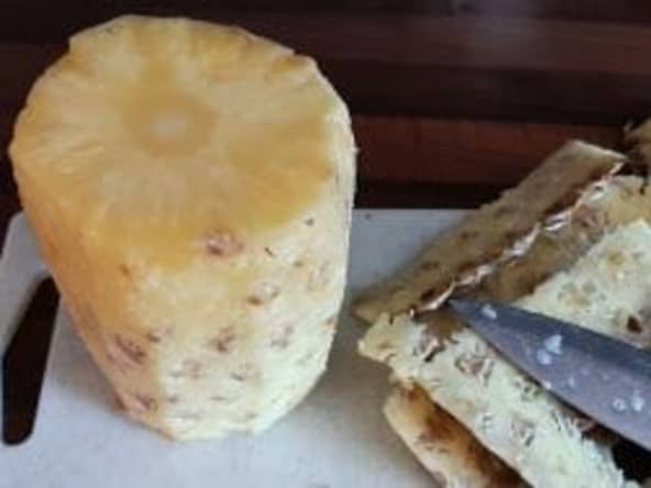 Comment couper un ananas en morceaux ou en tranches ?