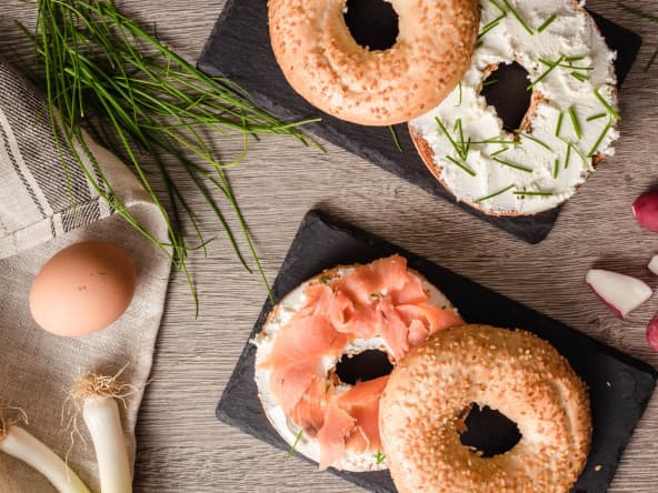 Bagels au saumon fumé et aux câpres pour le brunch