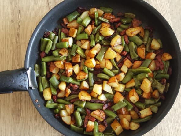 Poêlée express haricots verts, pommes de terre et lardons parfaite pour un soir