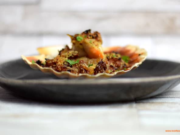 Noix de Saint-Jacques à l'espagnole, jambon Serrano, tomates, oignon