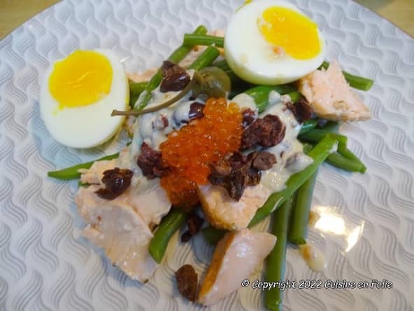 Salade de saumon vapeur, oeufs mollets et haricots verts, olives niçoises et oeufs de saumon