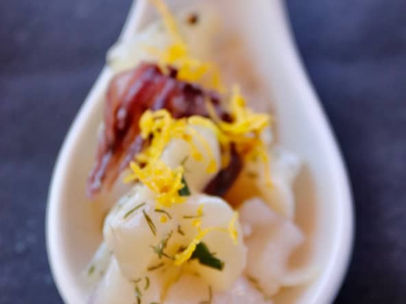 Tartare de Saint Jacques au sel hibiscus et à la bigarade (entrée)