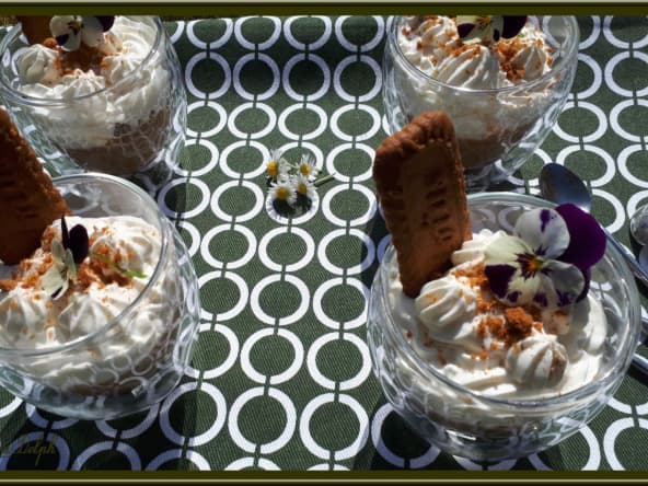 Verrines de compotée de rhubarbe et crème chantilly