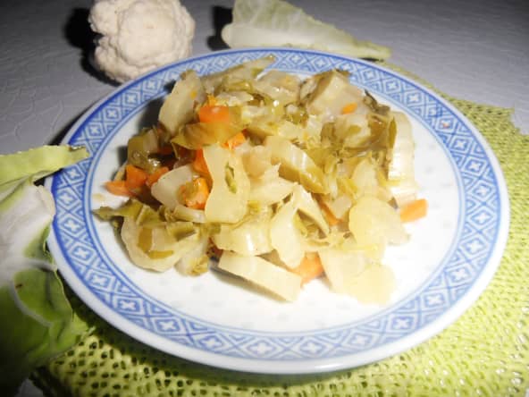 Wok anti-gaspi de feuilles de chou-fleur aux carottes