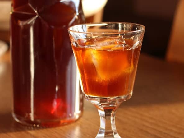 Cocktail Amaro maison à la rhubarbe de Chine, à la cardamome noire et au cacao