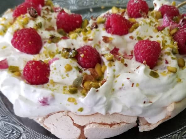 Pavlova aux pétales de roses et framboises de Yotam Ottolenghi