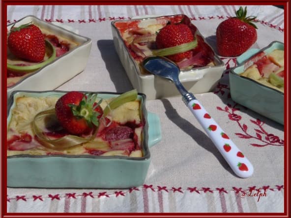 Clafoutis au yaourt, fraises et rhubarbe
