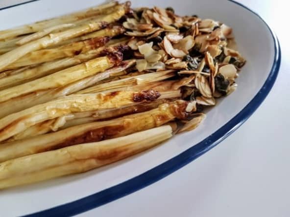 Asperges rôties aux câpres, amandes et à l'aneth d'après Yotam Ottolenghi