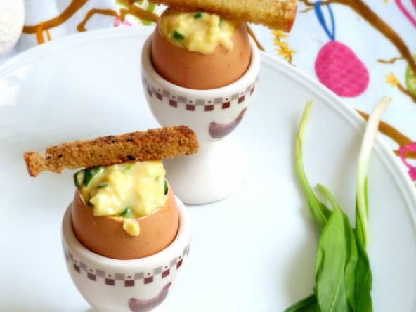Oeufs brouillés à l'ail des ours : une entrée de Pâques simple et savoureuse