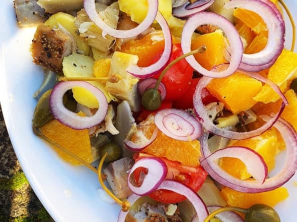 Salade de maquereau fumé au poivre, artichaut, orange et pomme de terre