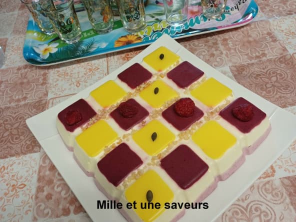 Entremet mousse légère au citron, crémeux ananas et mousse aux mûres