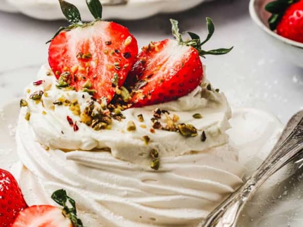 Pavlova individuelles avec crème chantilly et fraises