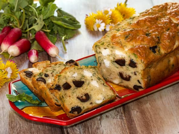 Cake anti-gaspi aux fanes de radis, feta et olives noires