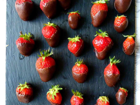 Fraises en robe de chocolat pour la fête des méres