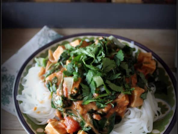 Tofu comme un mafé , nouilles de riz