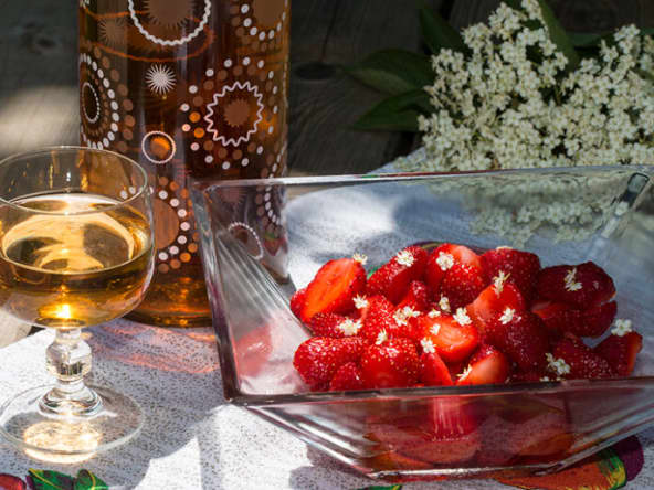 Salade de fraises parfumée au vin de sureau