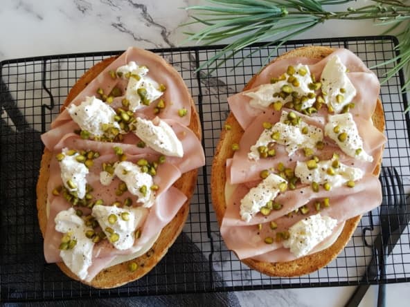 Bruschetta à la mortadella, provoletta, burrata, éclats de pistache et piment d'espelette
