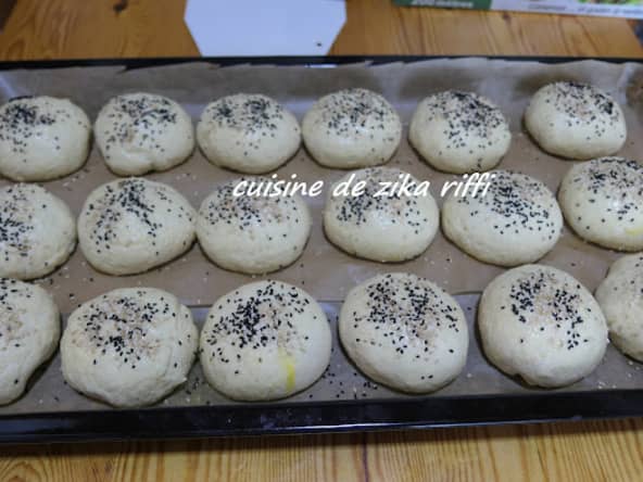 PAIN BRIOCHÉ MOELLEUX À LA SEMOULE POUR HAMBURGERS ET SANDWICHS