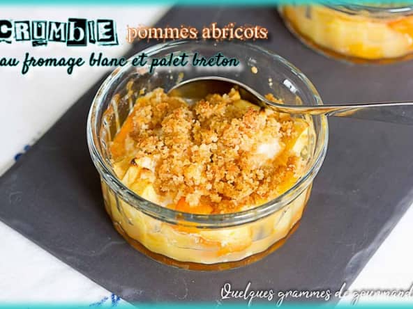 Crumble pommes abricots au fromage blanc et palet breton