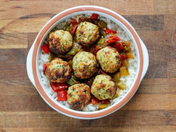 Boulettes de poulet aux courgettes, riz et poivrons