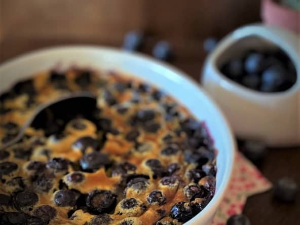 Clafoutis sucré aux myrtilles et à la farine de châtaigne