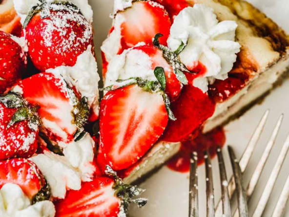Délicieux Cheesecake aux Fraises avec Chantilly et Coulis de Fraises