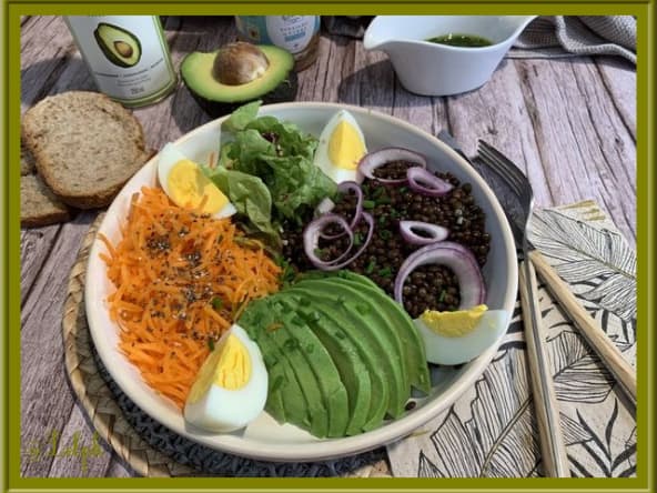 Buddha bowl lentilles Beluga, carotte, avocat