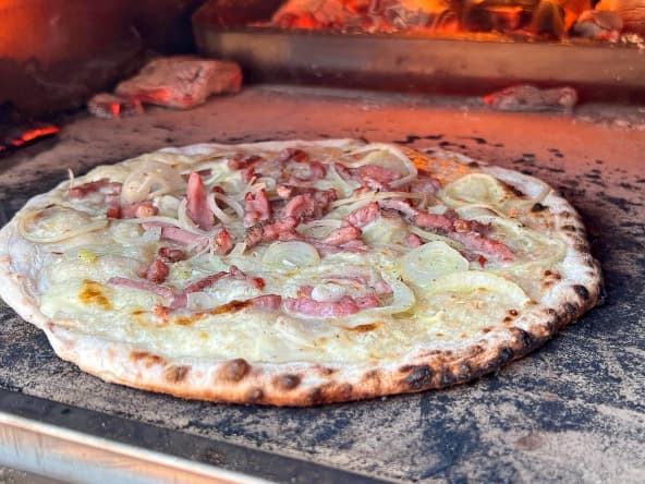 Cuisson d'une flammekueche dans un four OONI