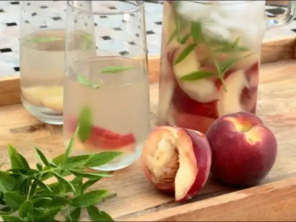Eau detox et rafraîchissante à la pêche et à la verveine