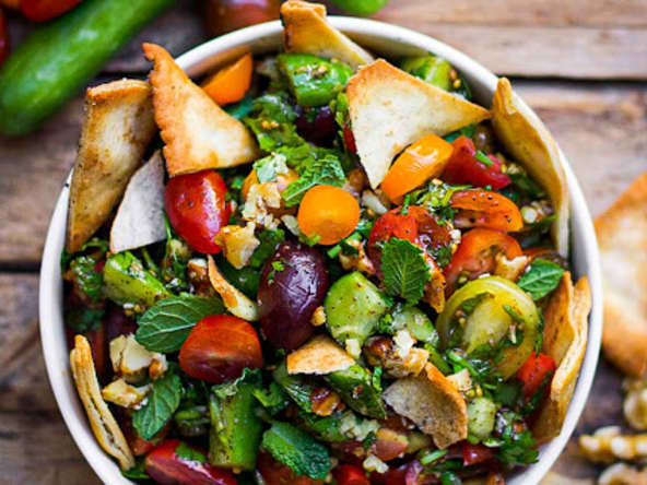 Salade fattouche : une recette incontournable de la cuisine libanaise 