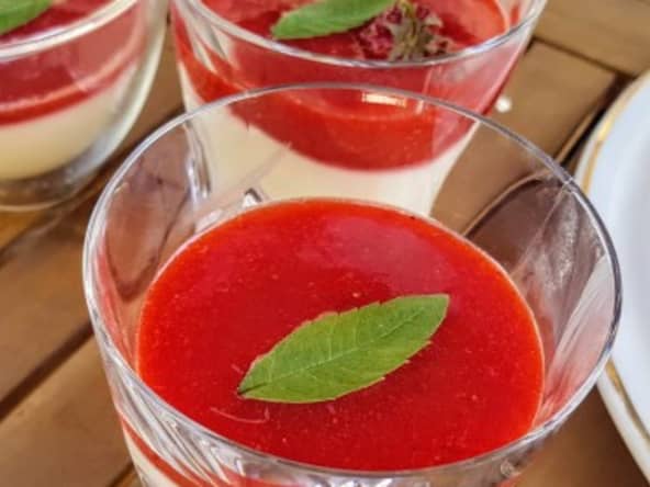 Panna cotta, à la verveine et sa gelée de fraises