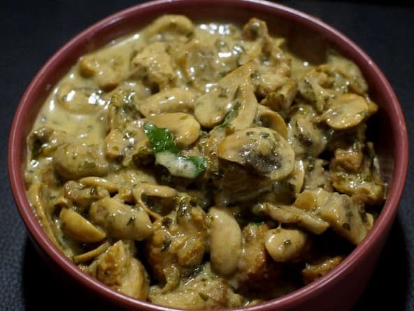 Sauté de porc à la crème, champignons de Paris et vin blanc en cocotte