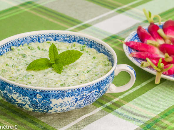 Dip maison au yaourt épicé, concombre et herbes