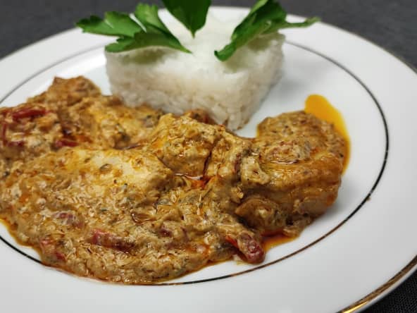 Sandre aux épices indiennes, à la crème et au poivron rouge