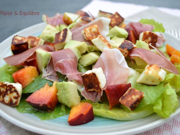 Salade verte, avocat, nectarine, halloumi et jambon speck italien