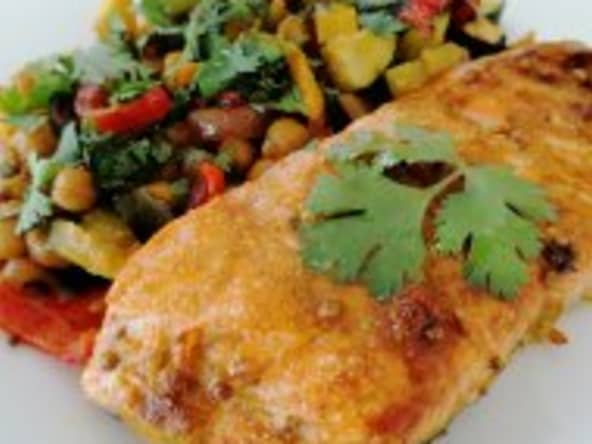 Saumon mariné et légumes d’été, pois chiches rôtis aux épices