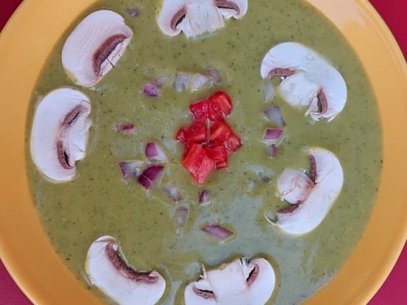 Soupe froide de courgettes, menthe et bleu de chèvre